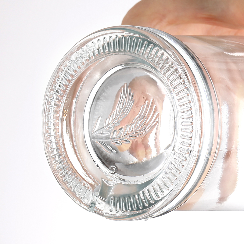 Botella de whisky con cuello curvo y fondo grueso.