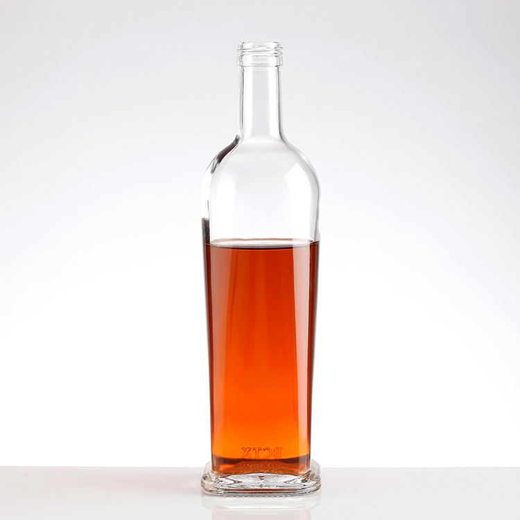 Botella de cristal de whisky con etiqueta personalizada.