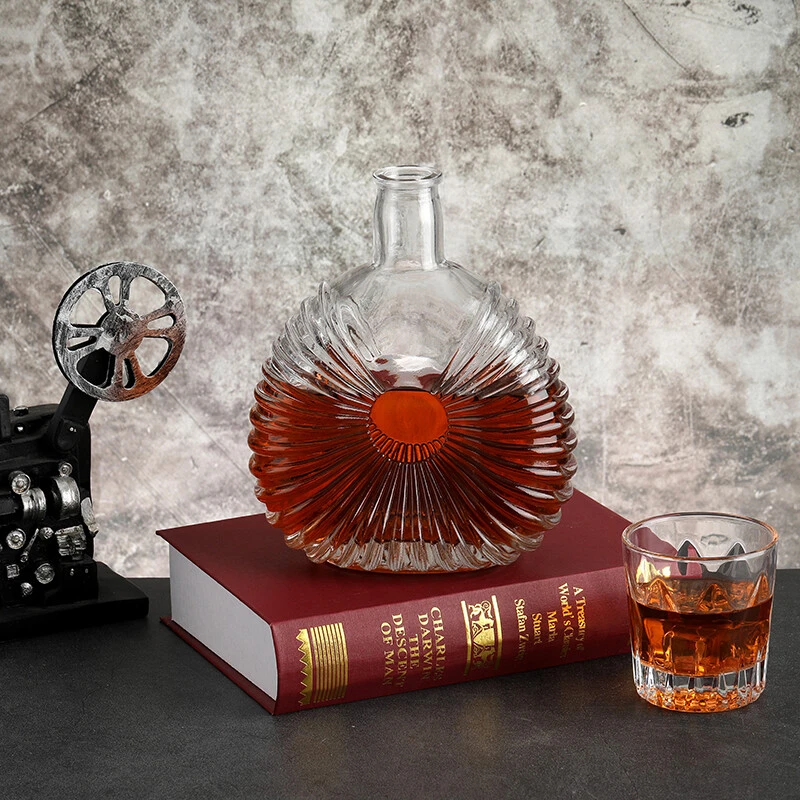Botellas de cristal de brandy de forma clásica con tapa.