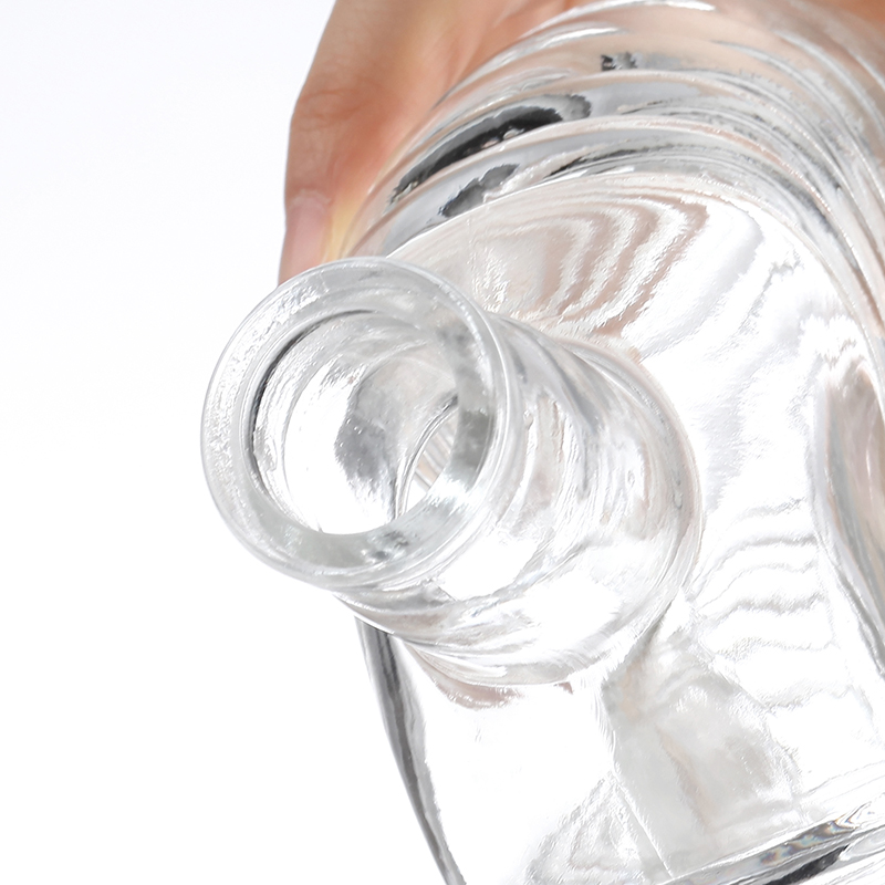 Botellas de cristal de brandy de forma clásica con tapa.