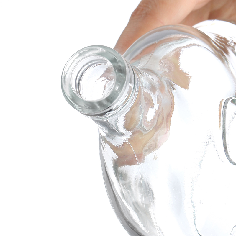 Botella de brandy en relieve con tapa dorada.