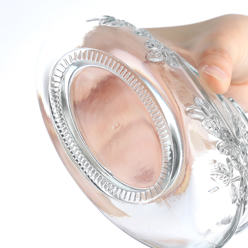 Botella de brandy en relieve con tapa dorada.