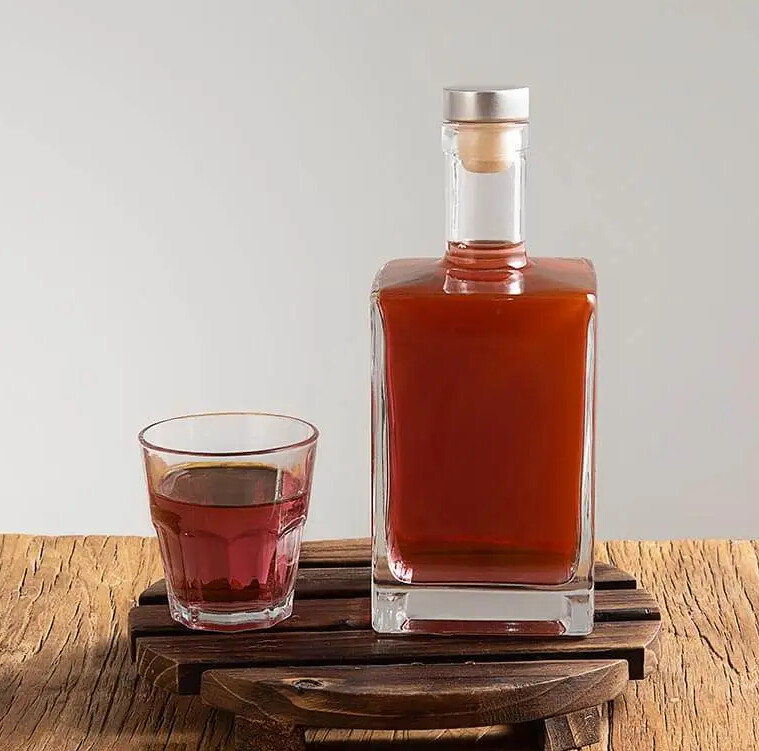 Botella de vodka cuadrada