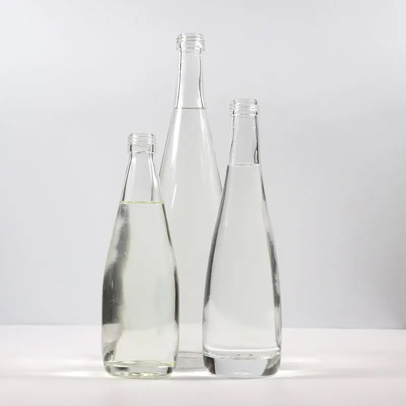 Botella de vidrio con forma especial para bebidas y jugos