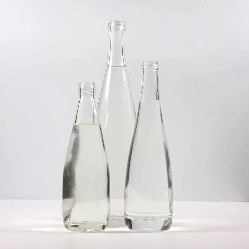 Botella de vidrio con forma especial para bebidas y jugos