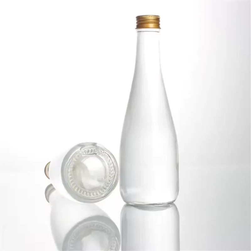 Botella de vidrio con forma especial para bebidas y jugos