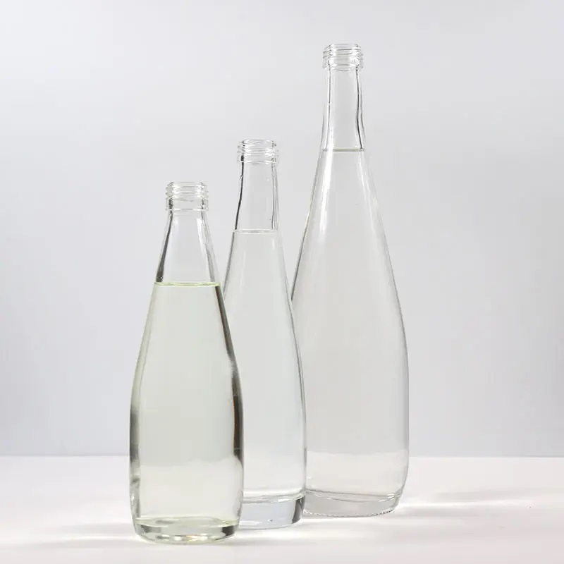 Botella de vidrio con forma especial para bebidas y jugos