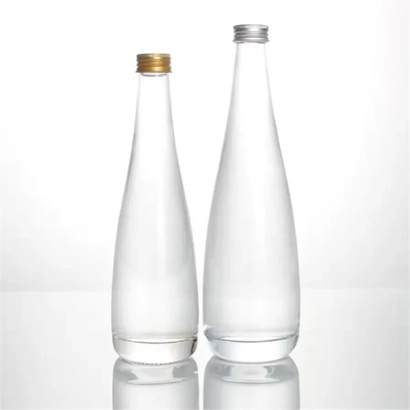Botella de vidrio con forma especial para bebidas y jugos