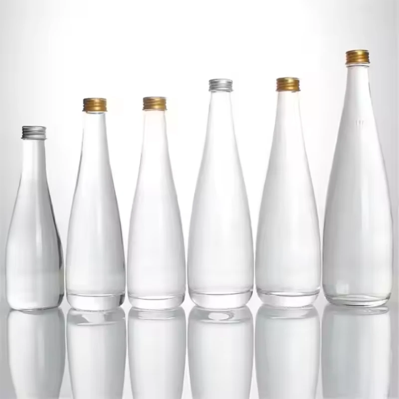 Botella de vidrio con forma especial para bebidas y jugos