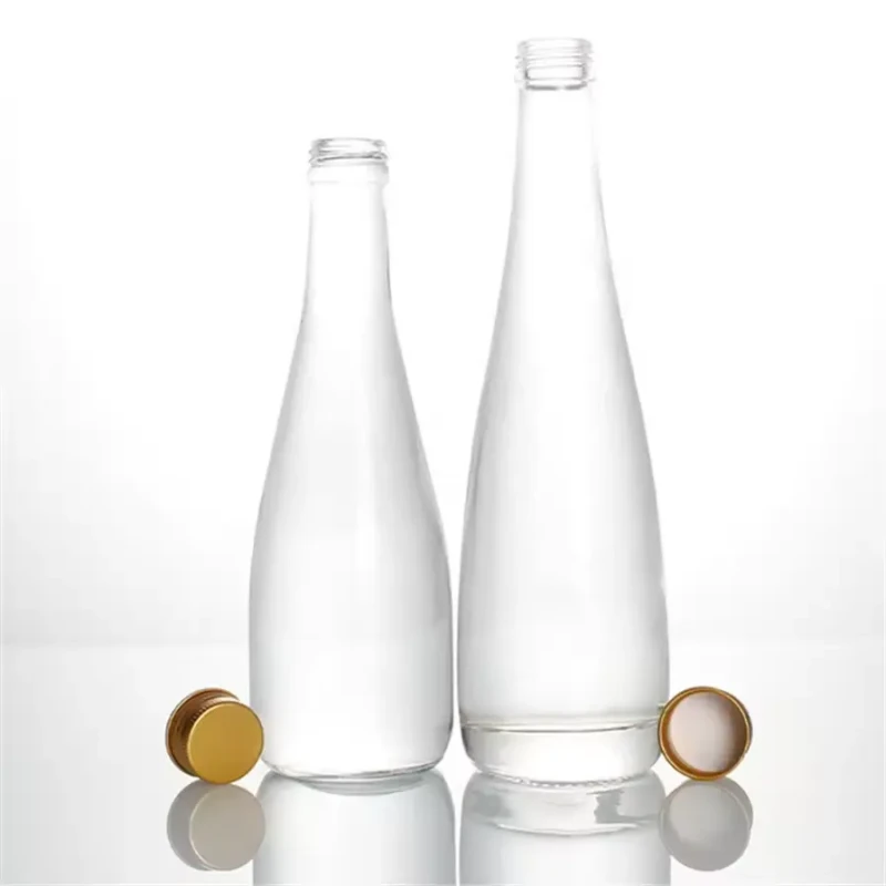 Botella de vidrio con forma especial para bebidas y jugos