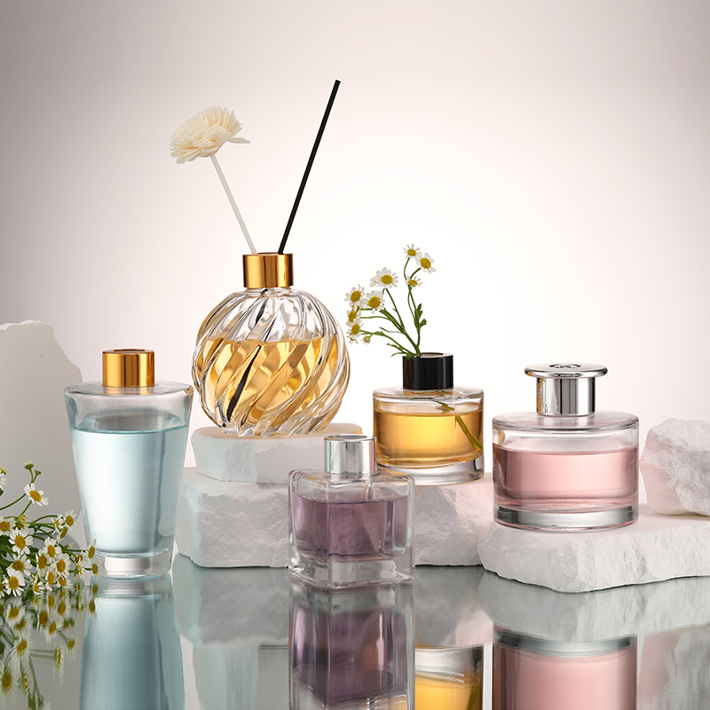 Пустая квадратная стеклянная бутылка с диффузором для дома