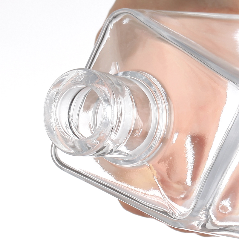 Пищевая стеклянная бутылка для виски емкостью 750 мл.