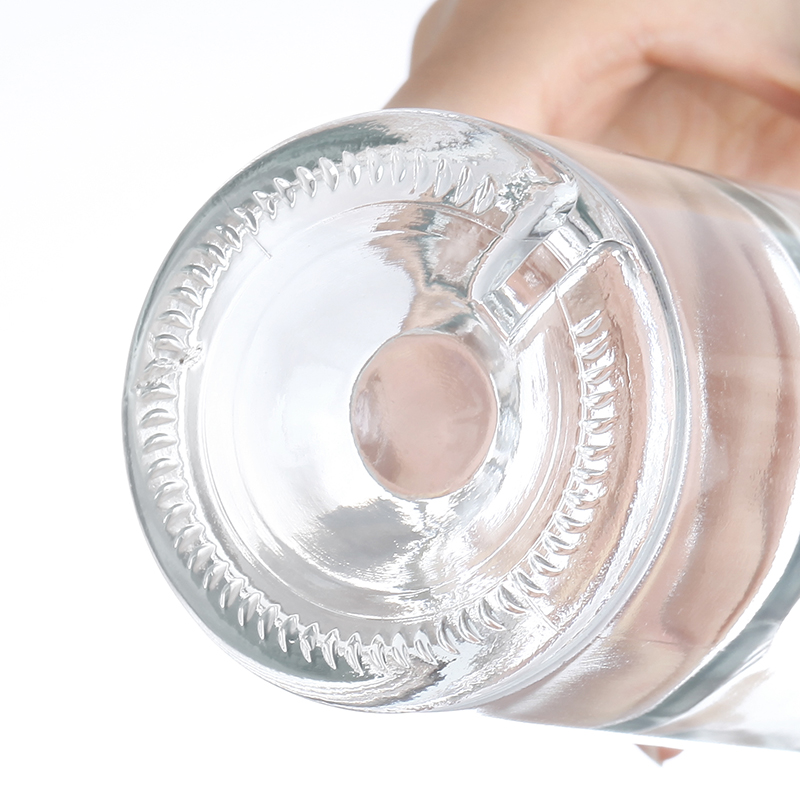 Высокая и тонкая классическая круглая бутылка.