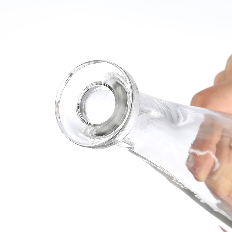 Квадратная бутылка для ликера с длинным горлышком