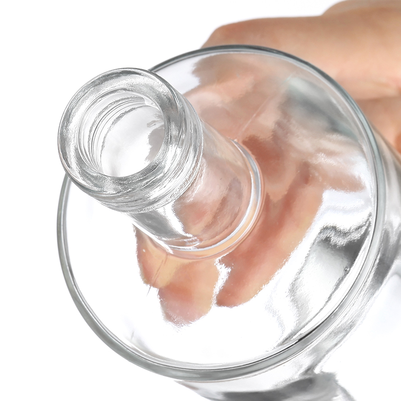 Бутылка для виски со слегка широким плечом.