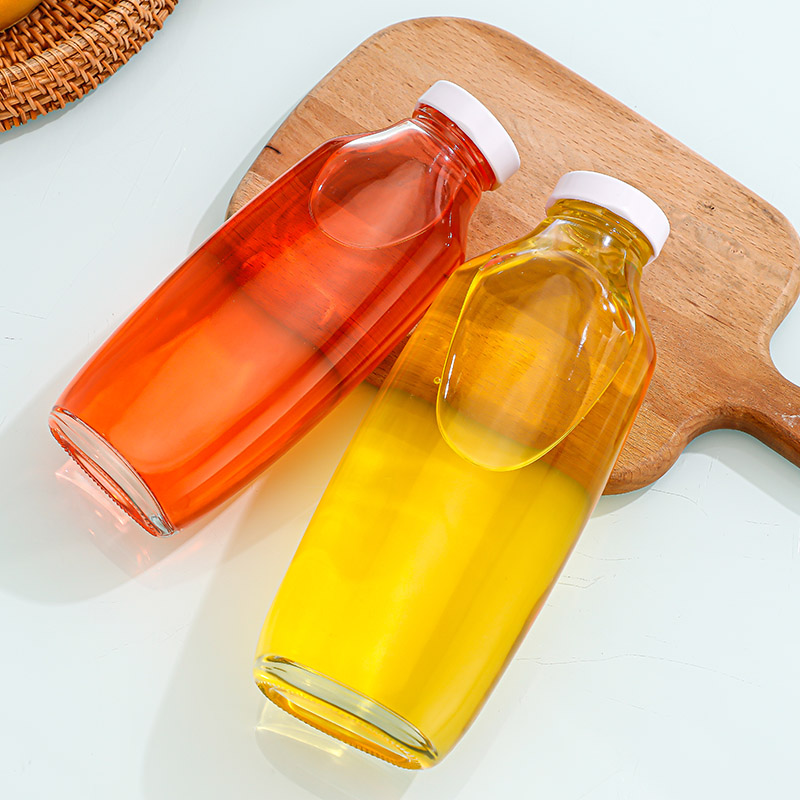 Простая стеклянная бутылка для напитков