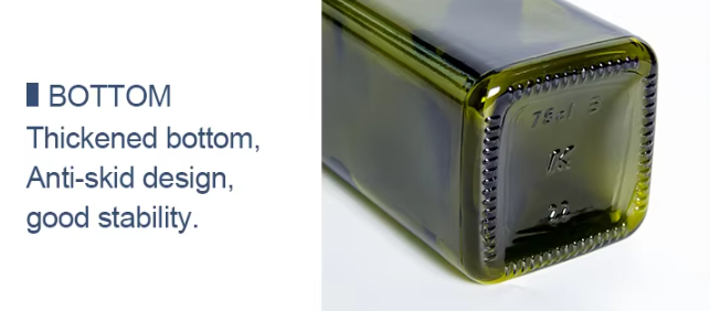 Квадратная зеленая стеклянная бутылка из-под оливкового масла и уксуса