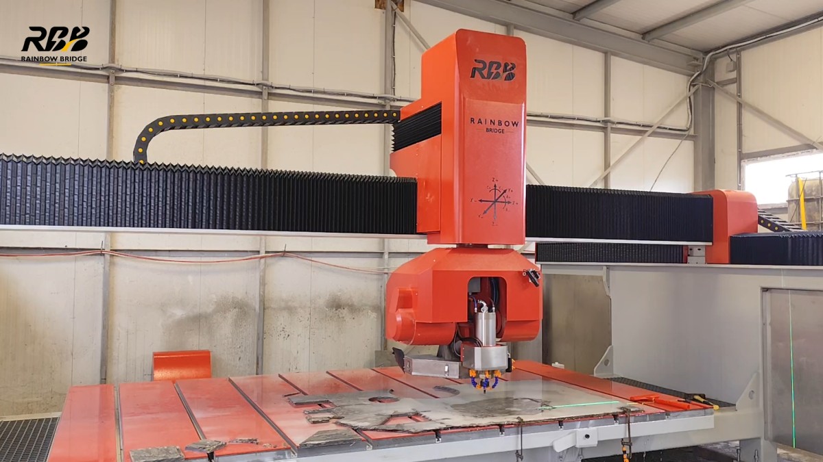 Pruebas de rendimiento in situ de una máquina CNC para piedra de 5 ejes en el taller de un cliente europeo