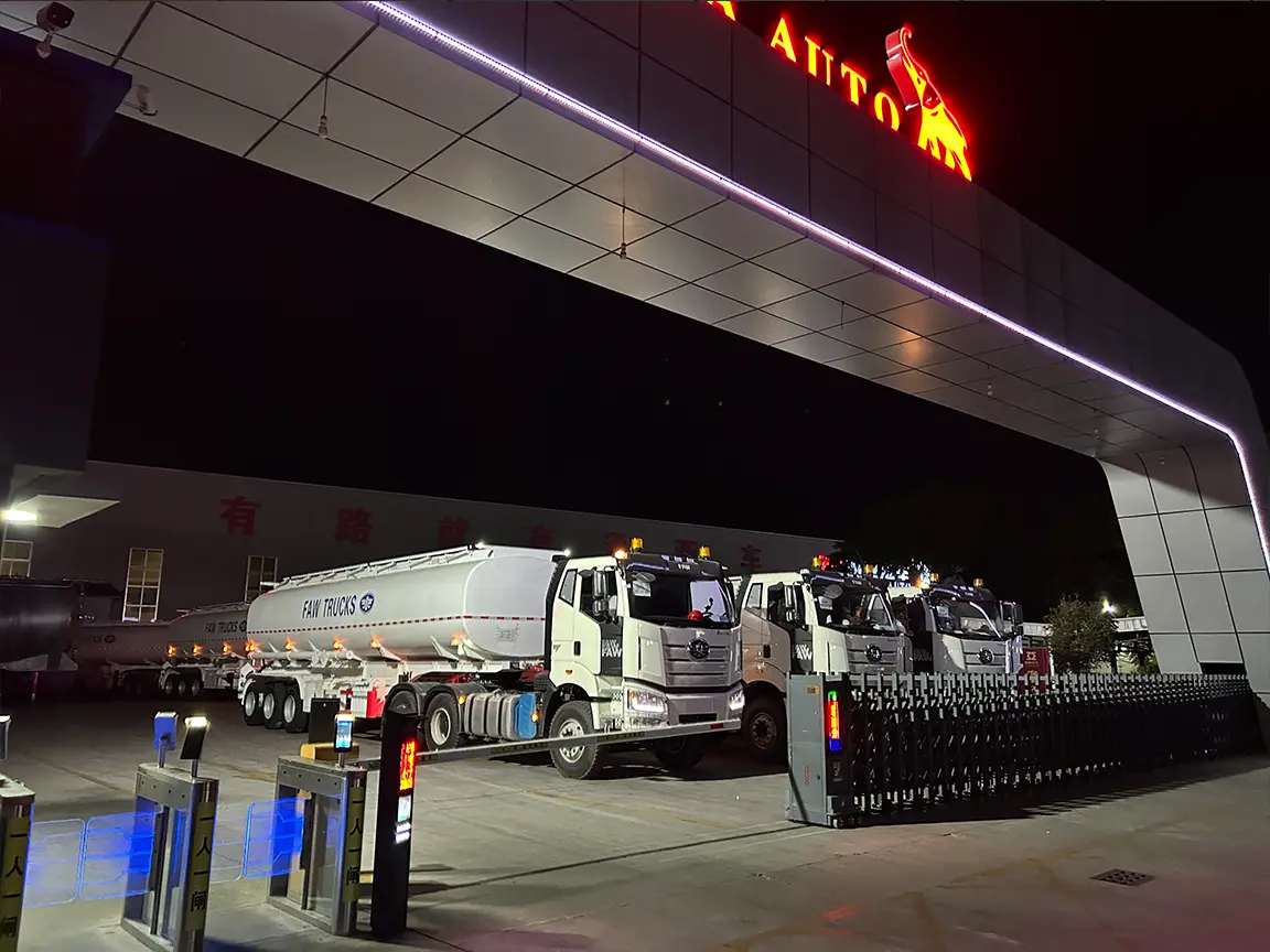 FAW encarga semirremolques cisterna de combustible a Tongya Automobile: una entrega rápida y fiable de un fabricante líder de semirremolques