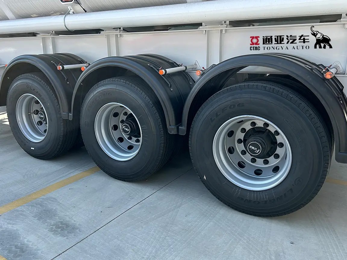 semirremolque cisterna de combustible Semirremolques cisterna de combustible de 3 ejes tipo viga disponibles en stock: plazos de entrega más cortos y mejor precio previa consulta