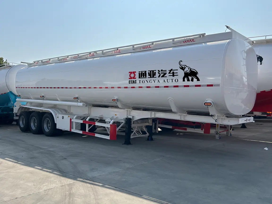Semirremolque cisterna de combustible de 45.000 litros, 8 compartimentos y 3 ejes, tipo viga