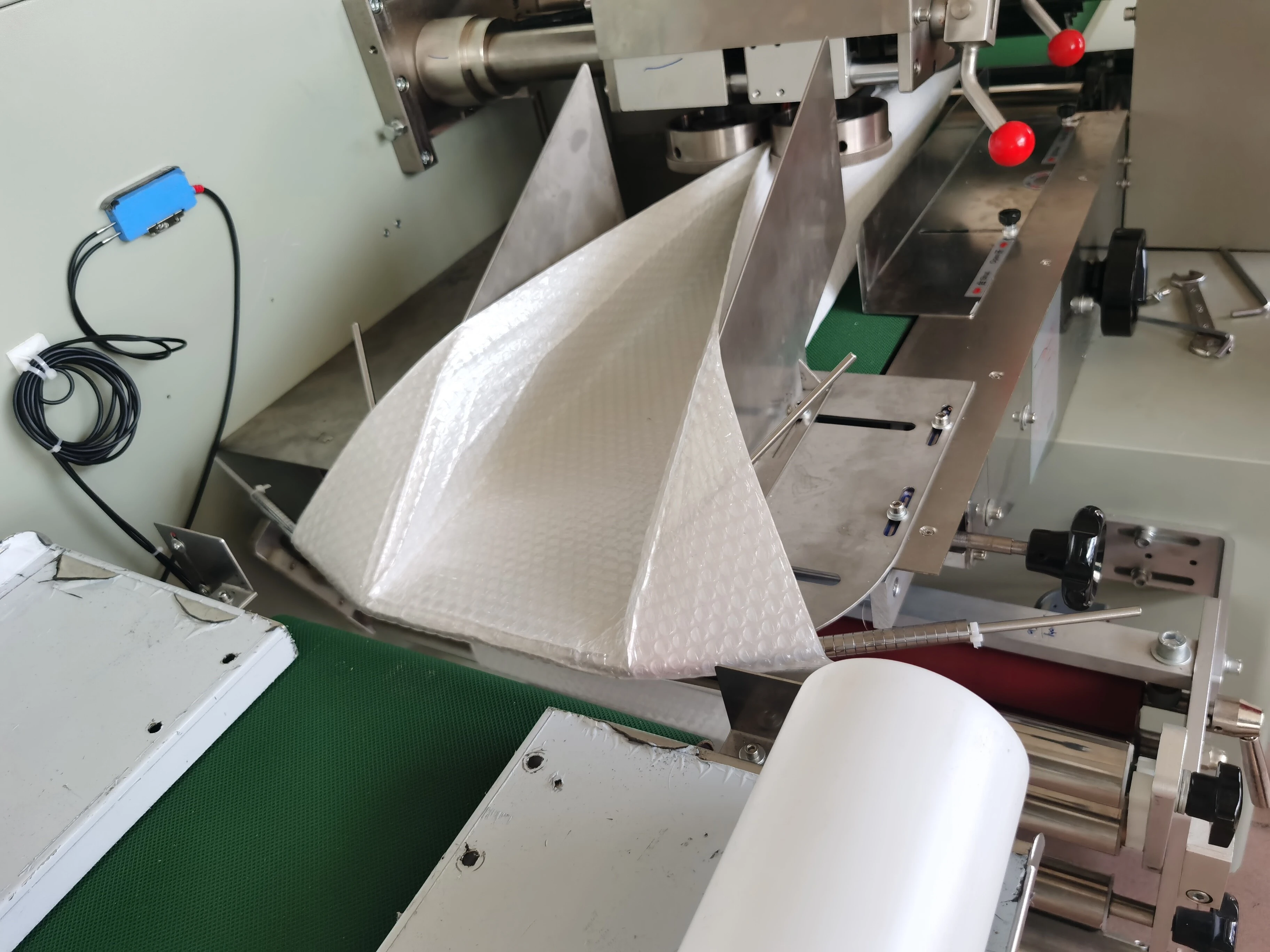 Bubble film packaging machine