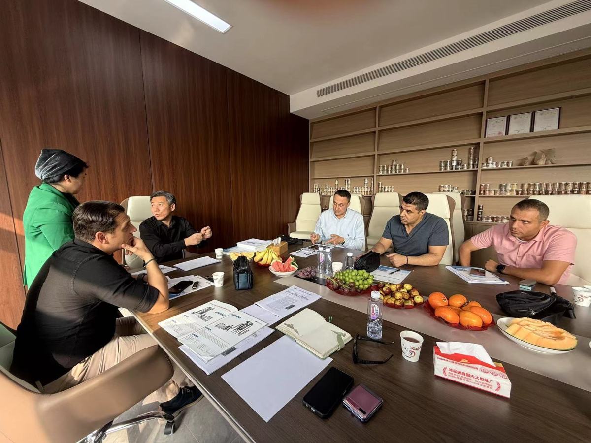 Meeting room conversation 