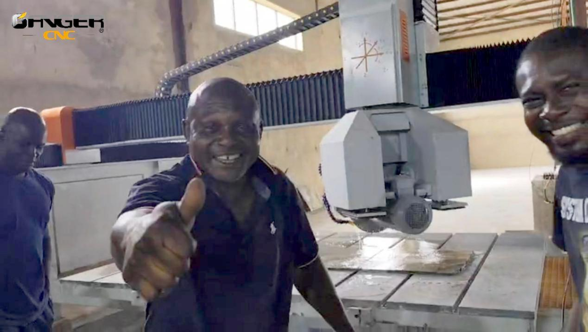 Ingeniero que instala y capacita en centros CNC de 5 ejes para corte de puentes y encimeras en Nigeria Ingeniero que instala y capacita en centros CNC de 5 ejes para corte de puentes y encimeras en Nigeria