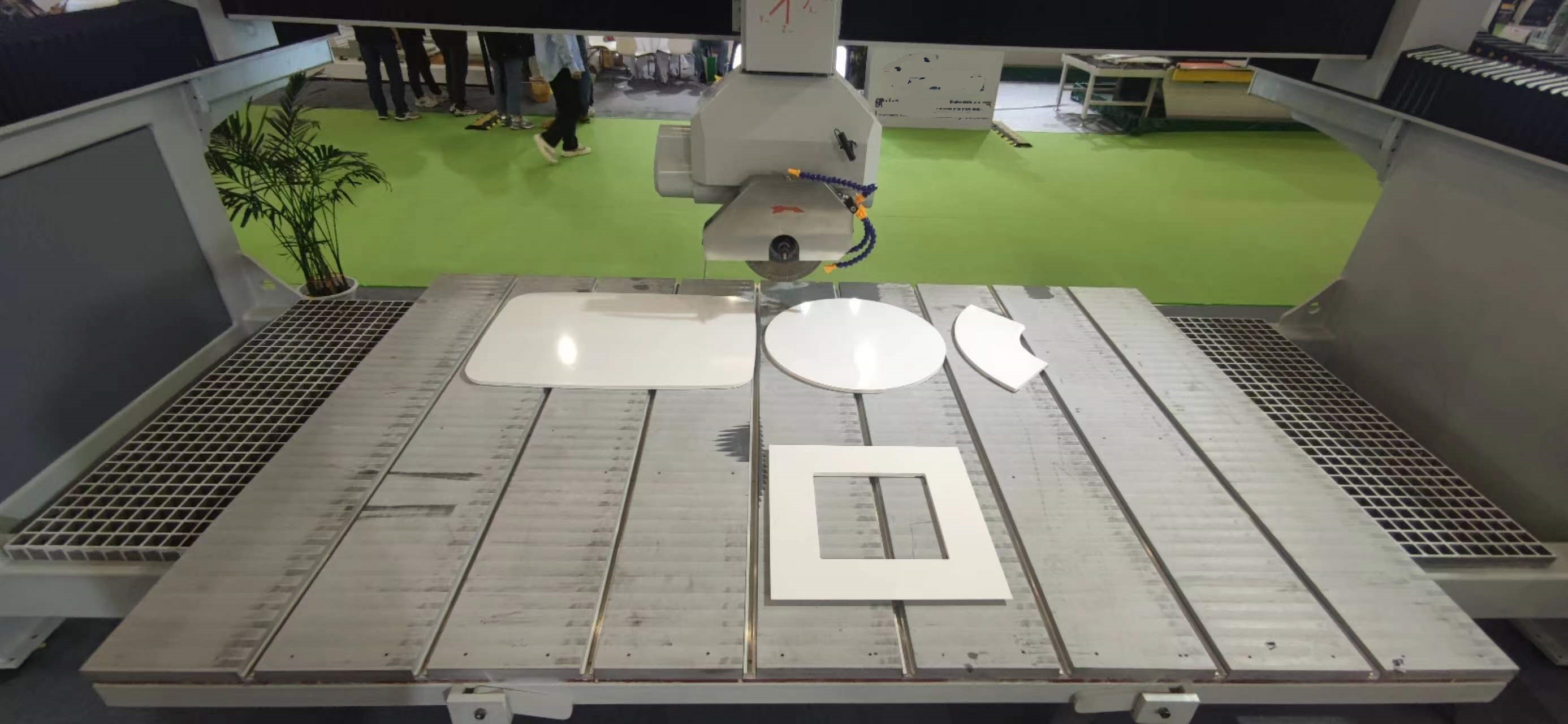 Arc cutting/Circle Cutting/Horse Belly Cutting by 4 Axis Bridge Saw GQ-3220H Arc cutting/Circle Cutting/Horse Belly Cutting by 4 Axis Bridge Saw GQ-3220H