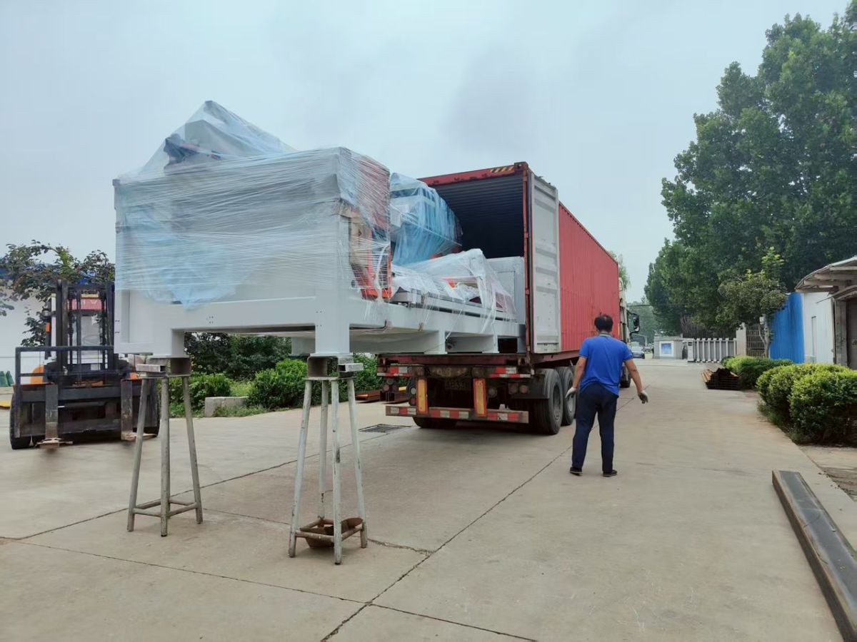 GANGER CNC entrega dos sierras puente CNC de 5 ejes GQ-3220DS a Estados Unidos