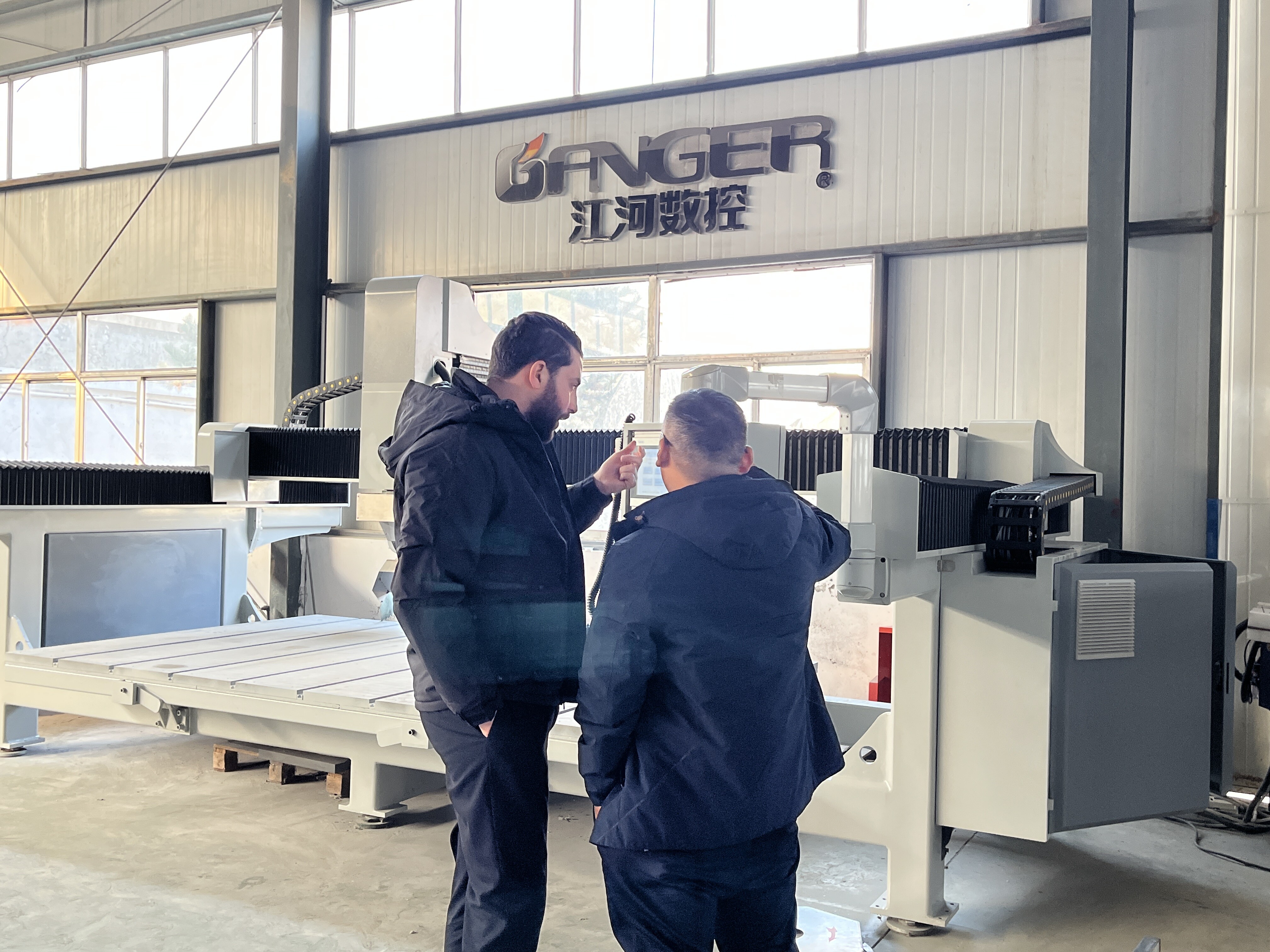 Cliente tunecino visita la fábrica de GANGER CNC Cliente tunecino visita la fábrica de GANGER CNC