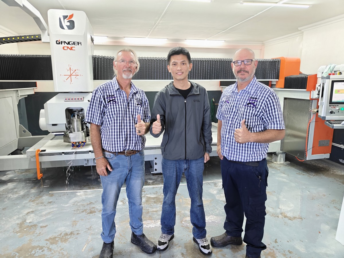 Los ingenieros de GANGERCNC imparten formación local sobre la sierra de puente de 5+1 ejes en Sudáfrica