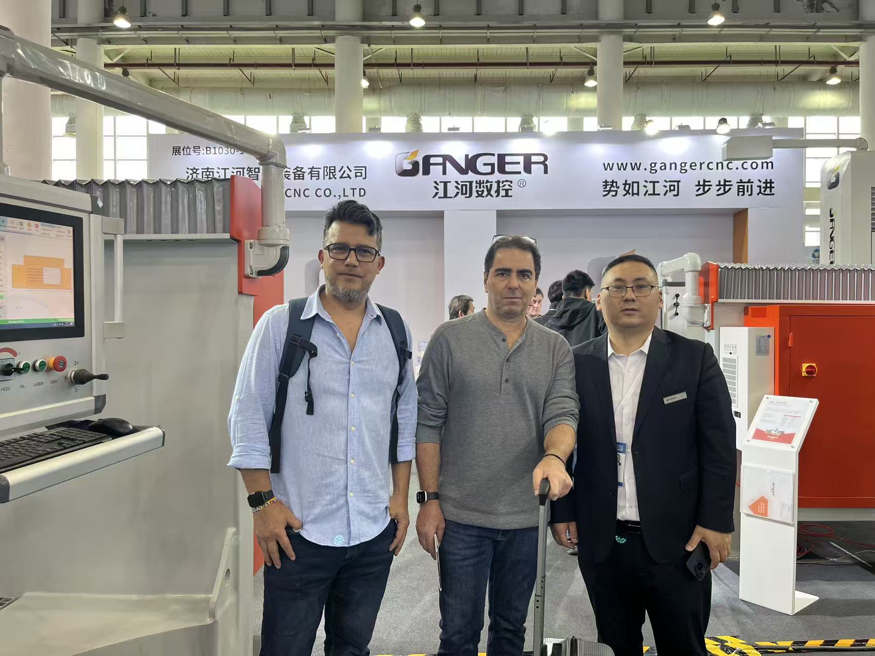 Máquina de corte de puente de piedra exhibida en la Feria Internacional de Piedra de Xiamen 2026