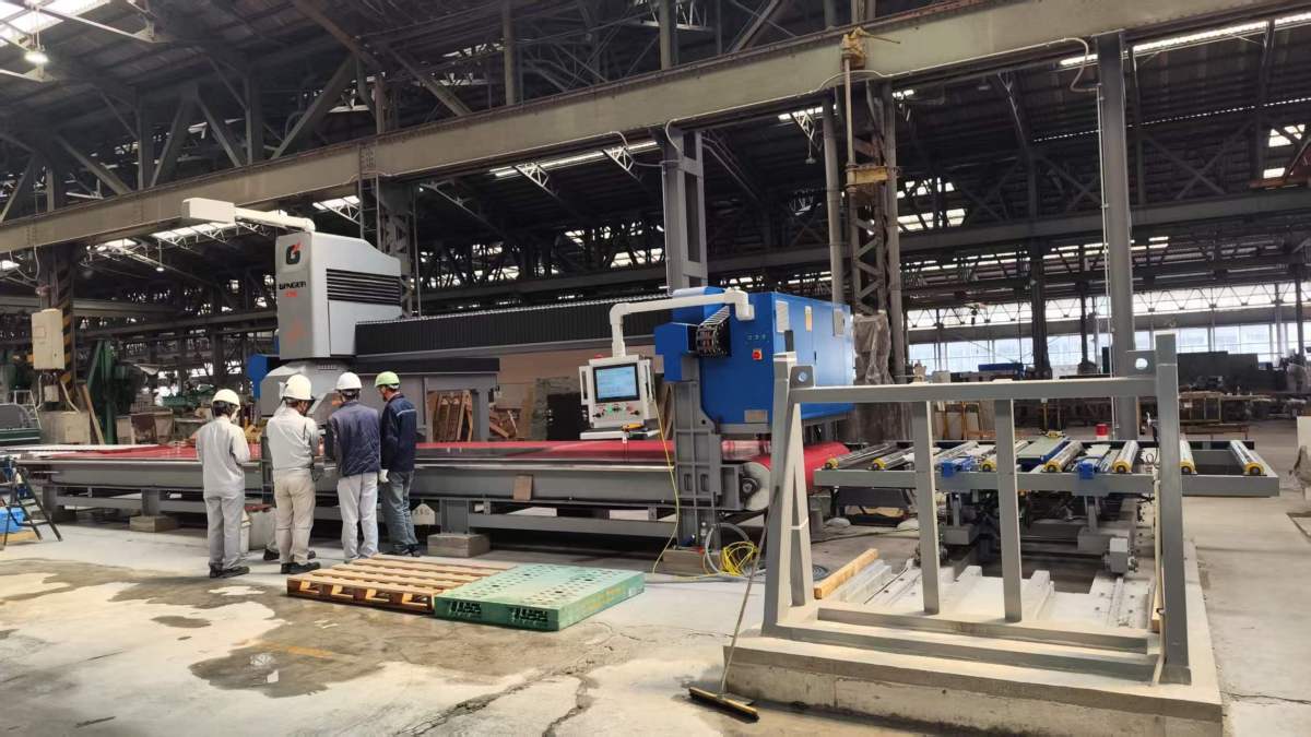 Nuestro equipo de ingenieros completa la formación en maquinaria para piedra en Japón