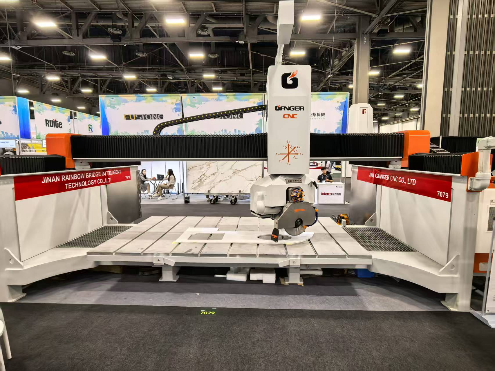Máquina cortadora de puentes de piedra exhibida en Las Vegas, con cobertura para 2026.