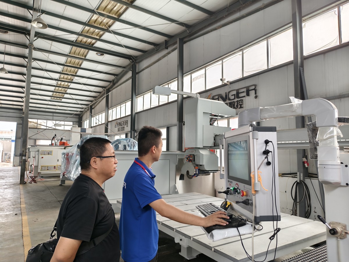 微信图片_20260813085436_770_10 Capacitación práctica integral proporcionada a un cliente sudafricano en nuestra fábrica de maquinaria para piedra