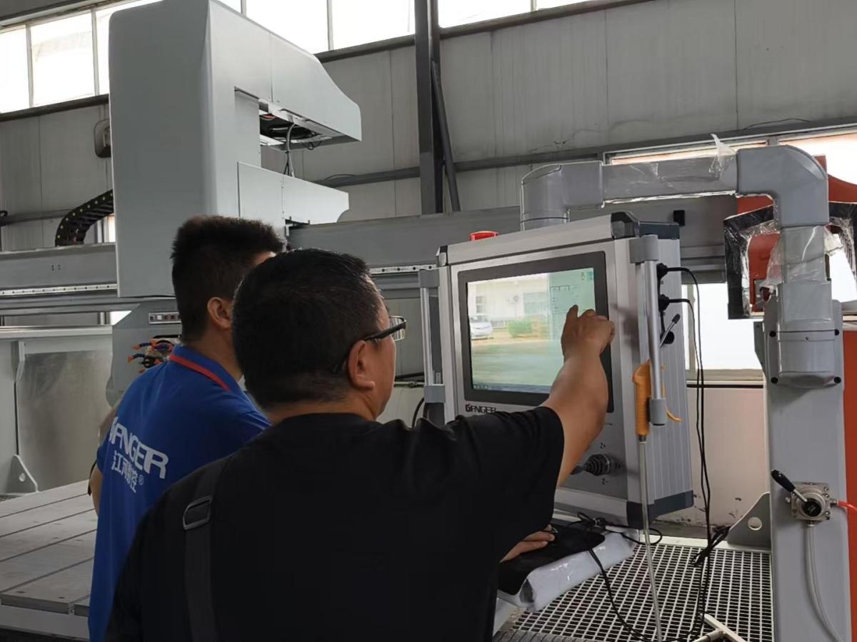Capacitación práctica integral proporcionada a un cliente sudafricano en nuestra fábrica de maquinaria para piedra