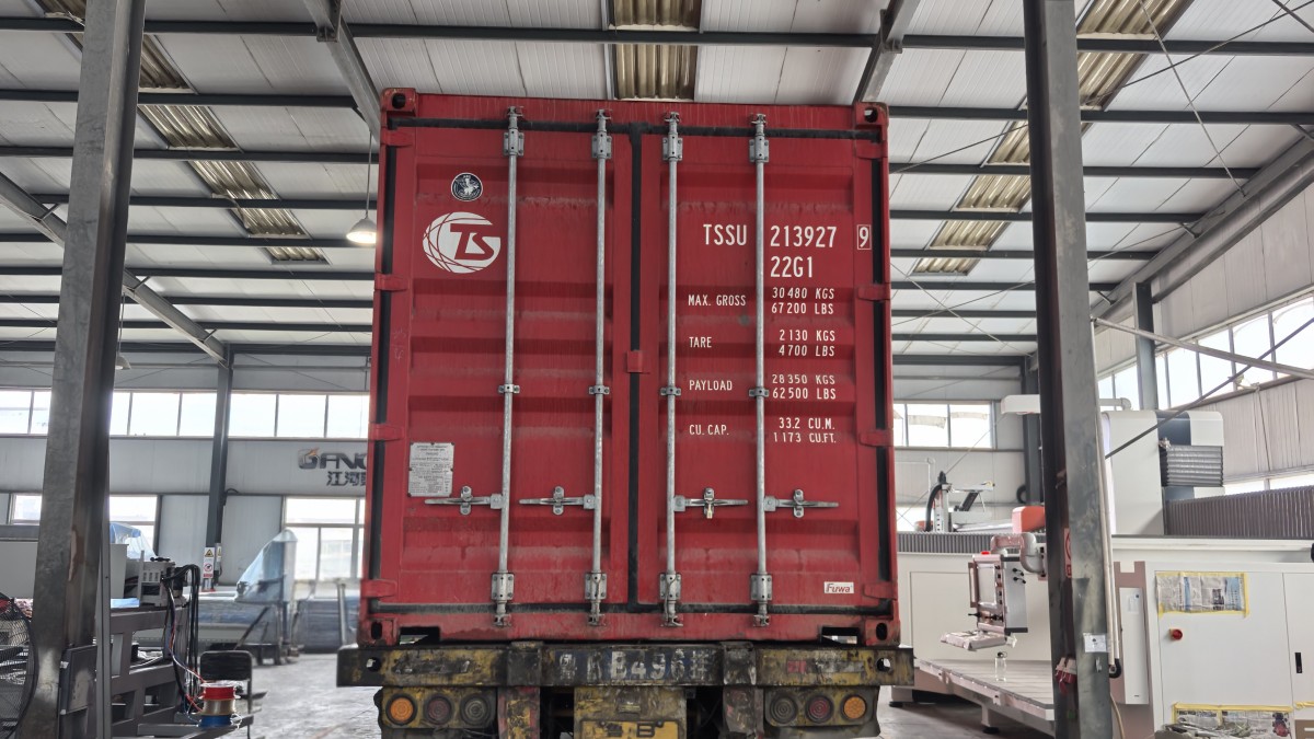 Sierra puente CNC de 5+1 ejes GQ‑3720ESM cargada en un contenedor para su entrega en Australia
