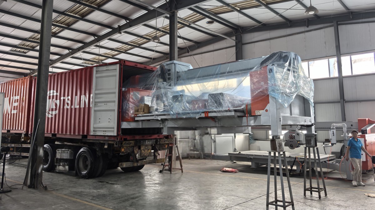 Sierra puente CNC de 5+1 ejes GQ‑3720ESM cargada en un contenedor para su entrega en Australia