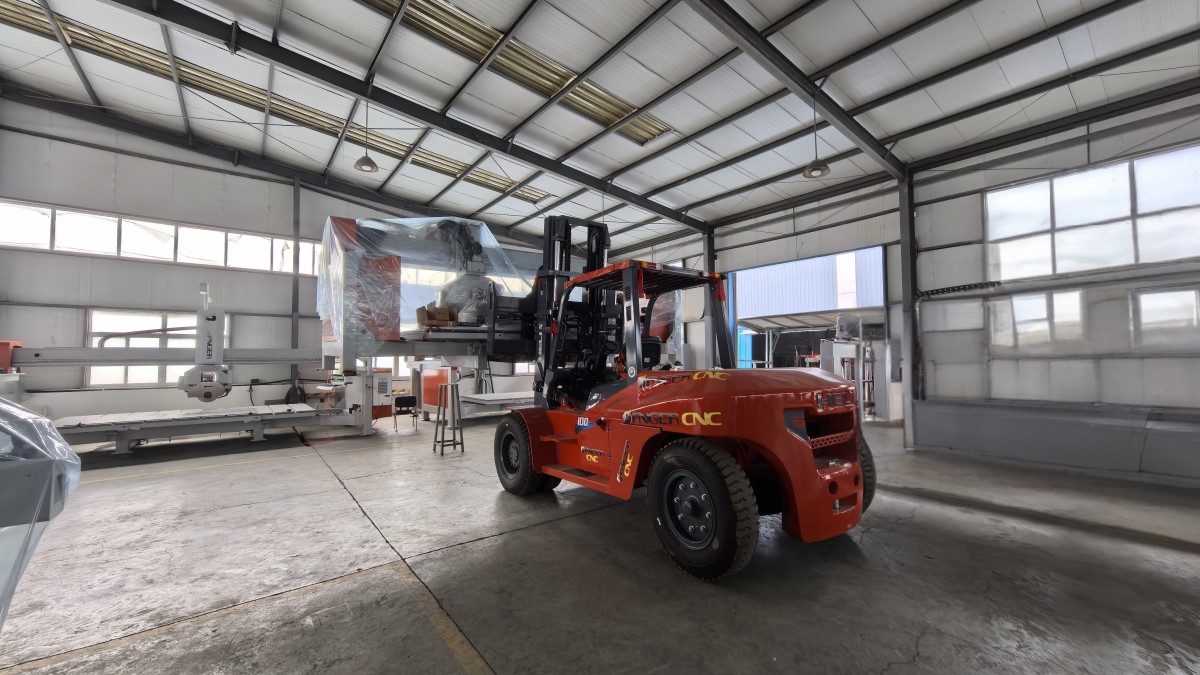 Sierra puente CNC de 5+1 ejes GQ‑3720ESM cargada en un contenedor para su entrega en Australia