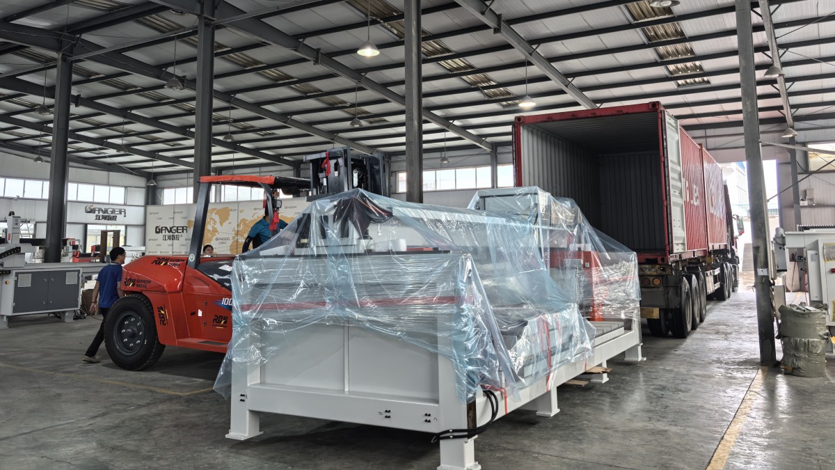 Sierra puente CNC de 5+1 ejes GQ‑3720ESM cargada en un contenedor para su entrega en Australia
