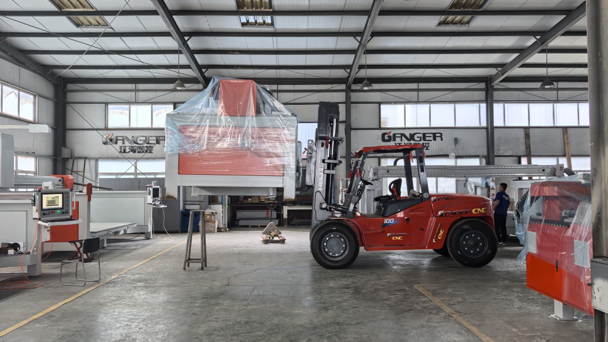 Sierra puente CNC de 5+1 ejes GQ‑3720ESM cargada en un contenedor para su entrega en Australia