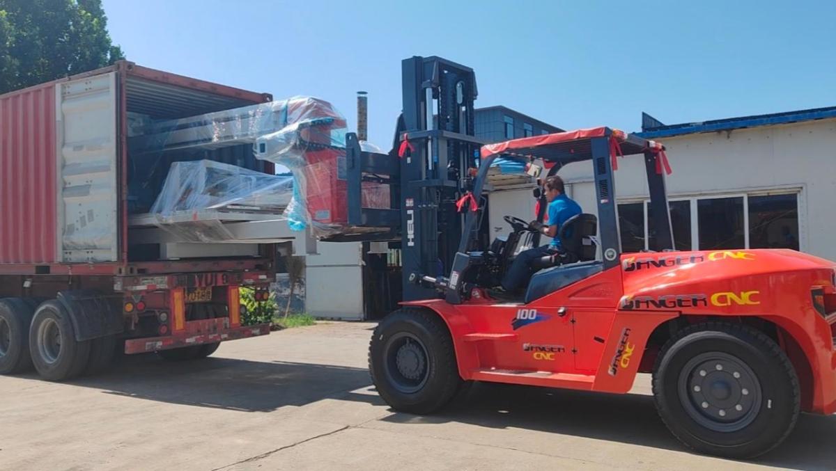 Pedido repetido: máquina de corte de piedra CNC de 4 ejes 3320B enviada a Rumanía
