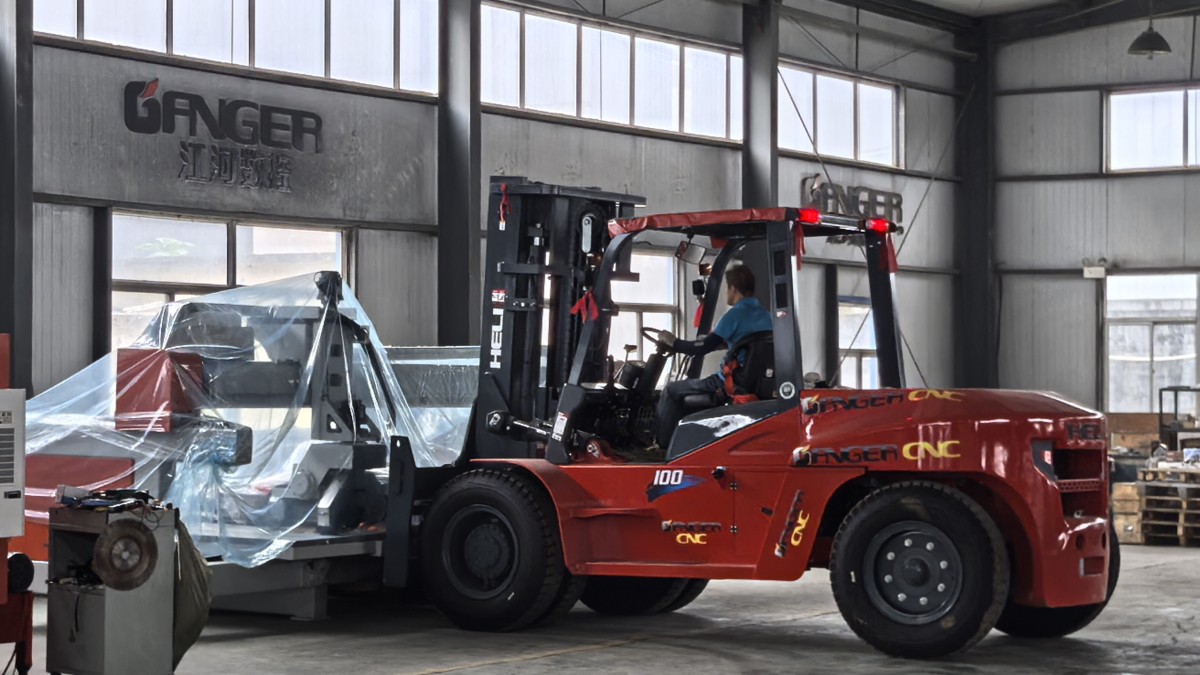 Pedido repetido: máquina de corte de piedra CNC de 4 ejes 3320B enviada a Rumanía
