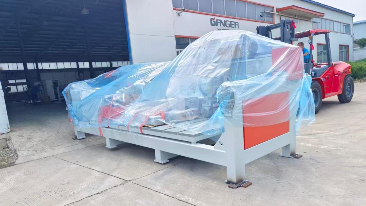 Pedido repetido: máquina de corte de piedra CNC de 4 ejes 3320B enviada a Rumanía