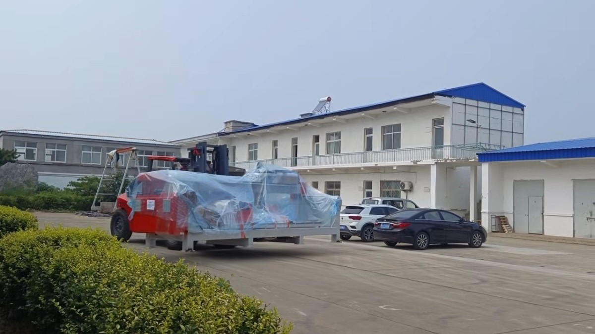 Pedido repetido: máquina de corte de piedra CNC de 4 ejes 3320B enviada a Rumanía