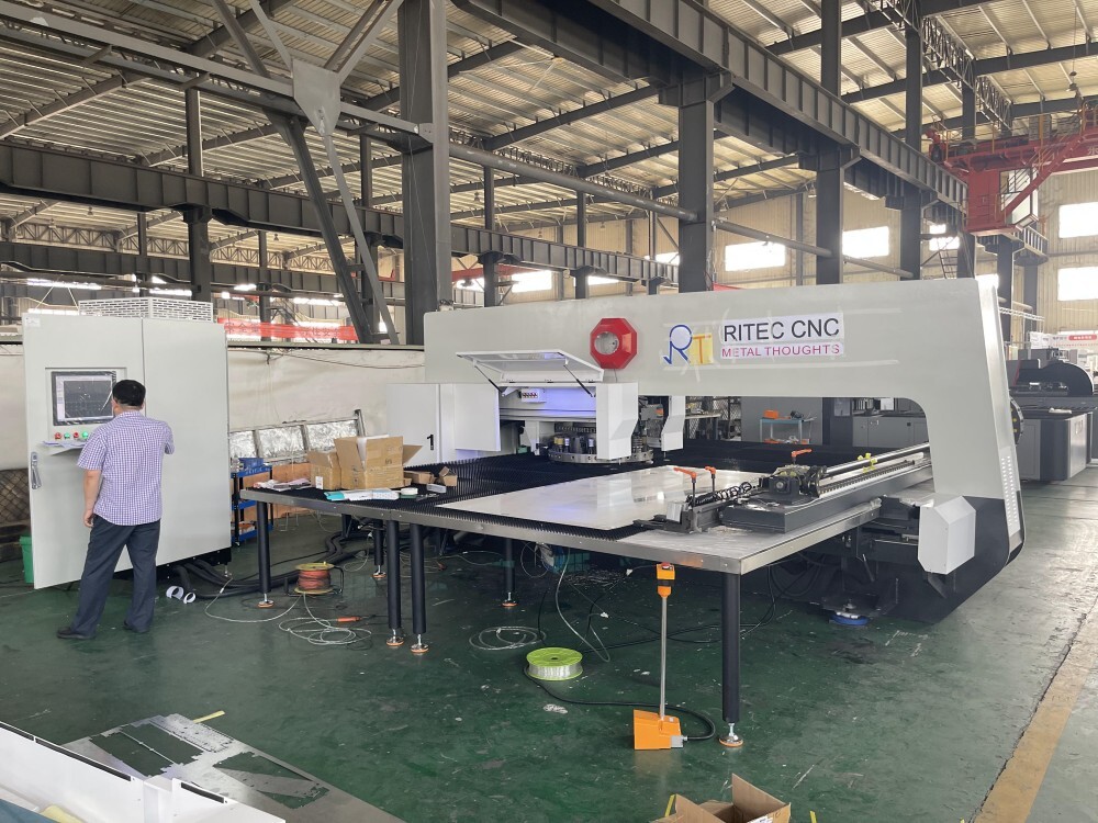 Тестирование револьверного пробивного станка с ЧПУ Ritec Servo перед отправкой