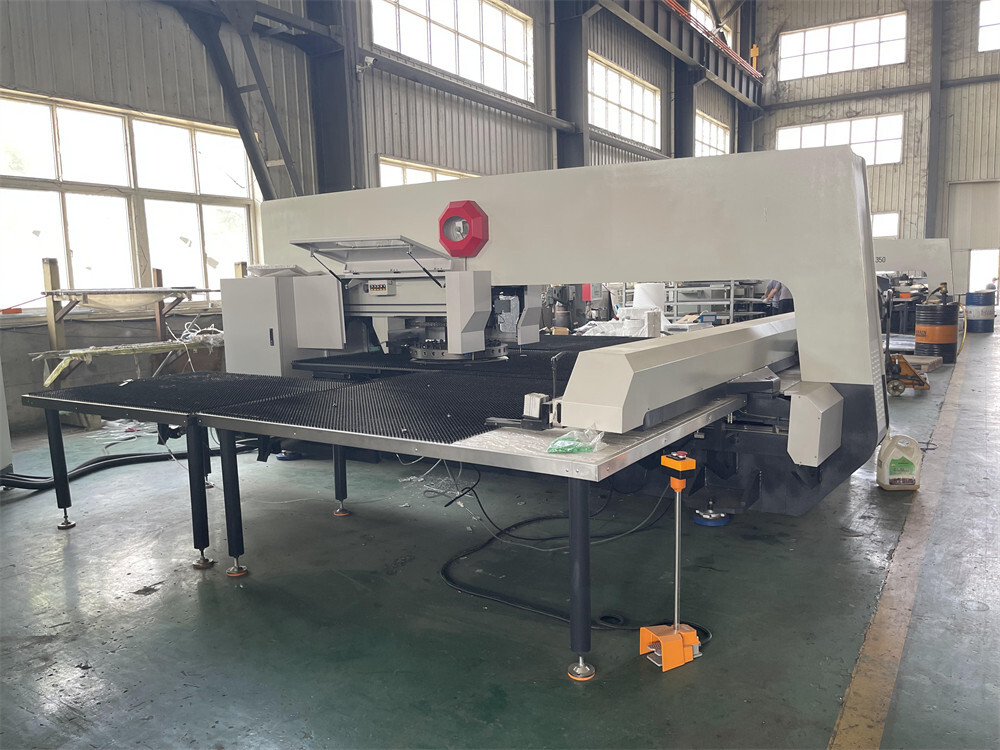 Выбор правильного револьверного координатно-пробивного пресса с ЧПУ для ваших нужд по металлообработке