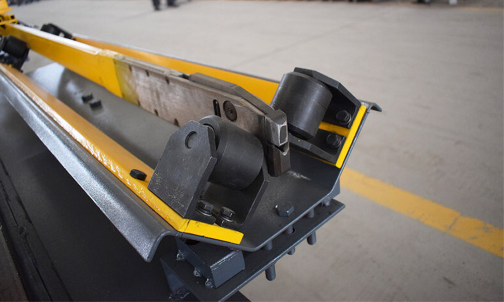 angle line machine.jpg Линия угловой штамповки, маркировки и резки с ЧПУ серии JGX