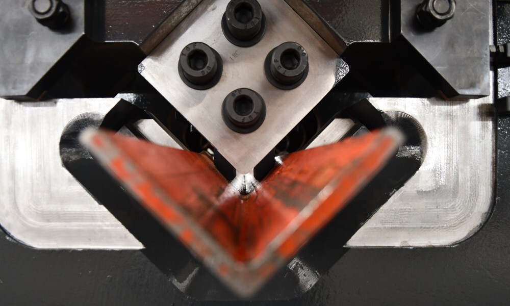 cnc angle line.jpg Линия угловой штамповки, маркировки и резки с ЧПУ серии JGX